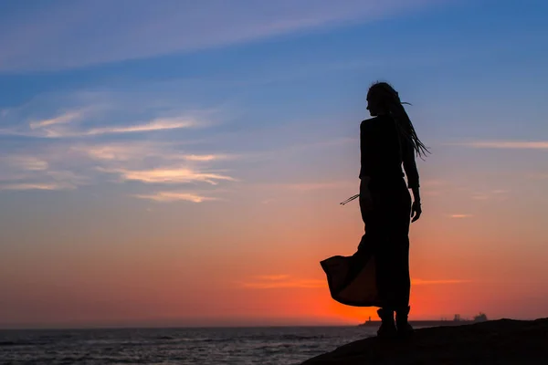 Silhouette de jeune femme — Photo