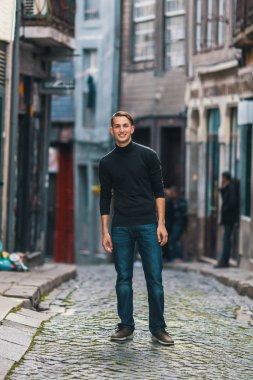 Yakışıklı genç adam. 