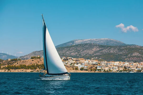 Barco à vela desliza através da água — Fotografia de Stock