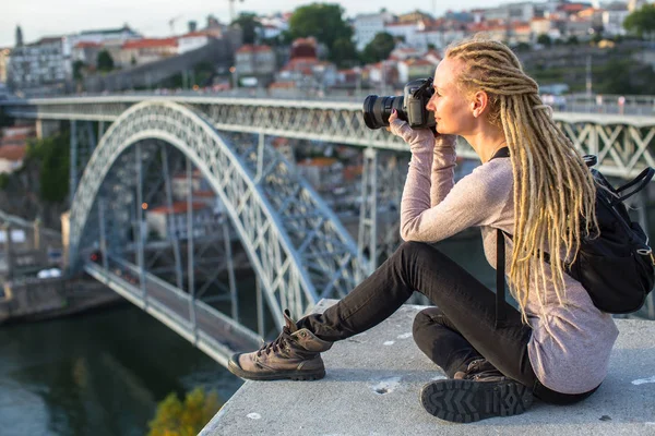 Vrouw neemt foto's van de Dom Luis I brug — Stockfoto