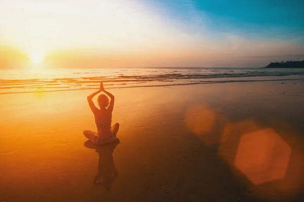 Yoga kvinnan siluett — Stockfoto