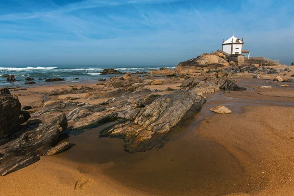 Miramar Beach en kapel Senhor da Pedra — Stockfoto