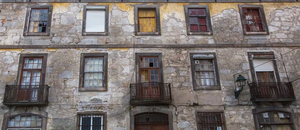 Verlaten gebouwen in de oude Porto — Stockfoto