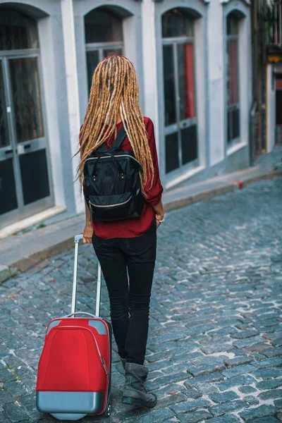 Traveler girl walking — Stockfoto