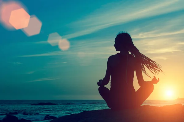 Yoga vrouw silhouet — Stockfoto