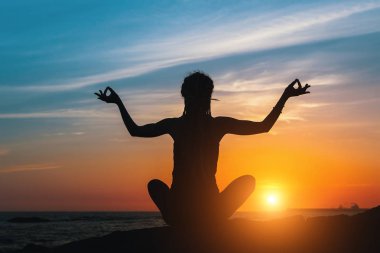 Okyanus üzerinde meditasyon kadın