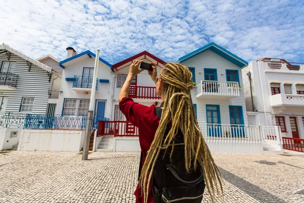 Kvinna med blonda dreadlocks — Stockfoto