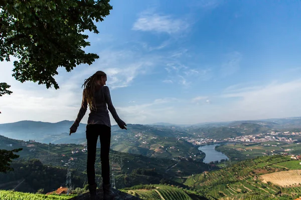 Vrouw kijken naar Douro Valley — Stockfoto