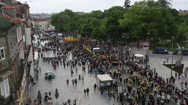 Fiesta tradicional de los estudiantes de las universidades portuguesas — Vídeo de stock