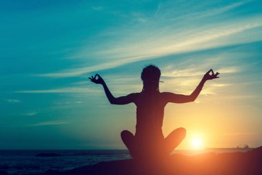 Okyanus üzerinde meditasyon kadın