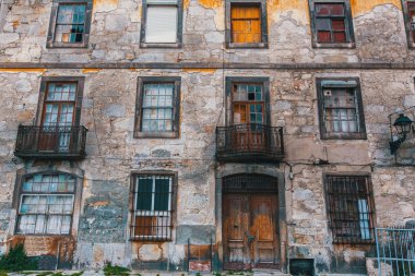 Eski Porto terk edilmiş binalarda 