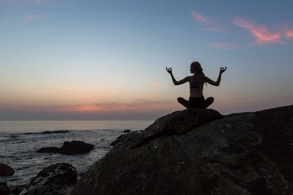 Meditace žena na oceánu — Stock fotografie