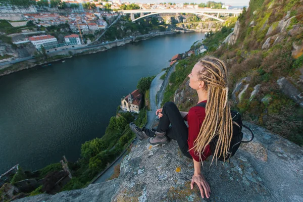 Femme avec dreadlock blond — Photo