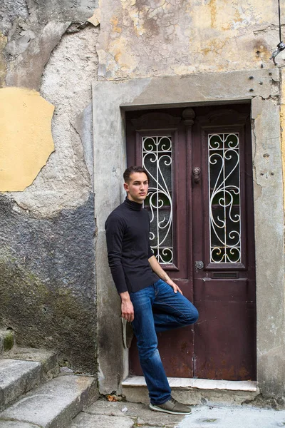 Mężczyzna stojący w pobliżu drzwi — Zdjęcie stockowe