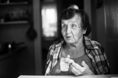 neşeli yaşlı kadın