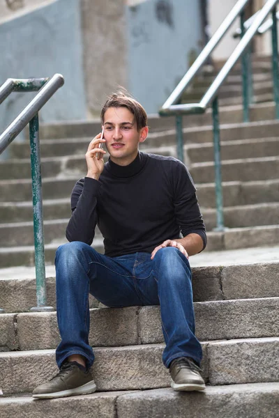 Unge man pratar i telefon — Stockfoto