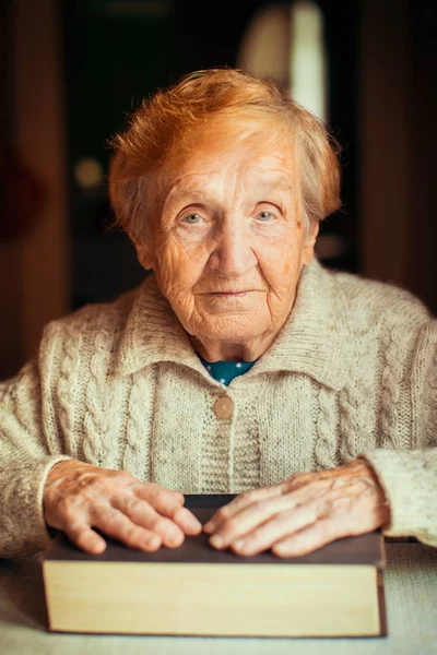 Mulher idosa com livro — Fotografia de Stock
