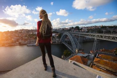 kadın sarışın dreadlocks ile
