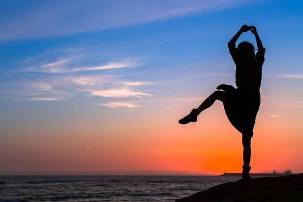 Silhouette di giovane donna — Foto Stock