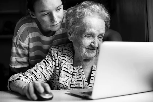 Chica enseñando a una anciana —  Fotos de Stock