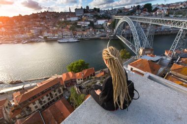kadın sarışın dreadlocks ile