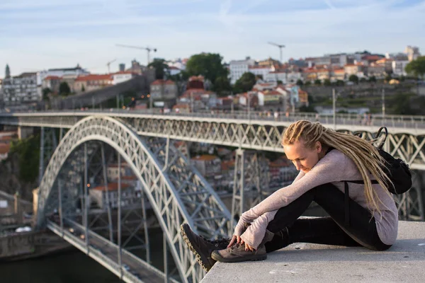 Kvinna med blonda dreadlocks — Stockfoto