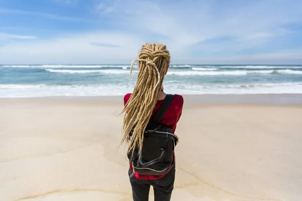 Kvinna med blonda dreadlocks — Stockfoto