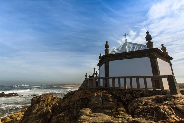 Praia de Miramar e Capela Senhor da Pedra — Fotografia de Stock