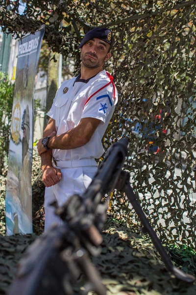 Demonstration der militärischen Ausrüstung — Stockfoto