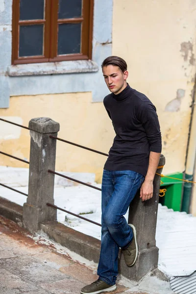 Hombre parado en la calle —  Fotos de Stock