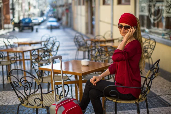 Junge Frau mit rotem Koffer — Stockfoto