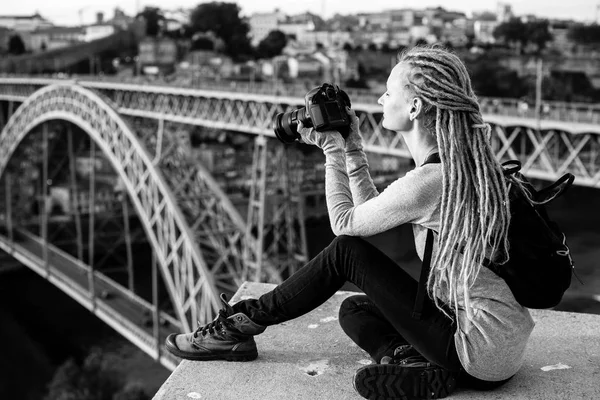 Kvinna med blonda dreadlocks — Stockfoto