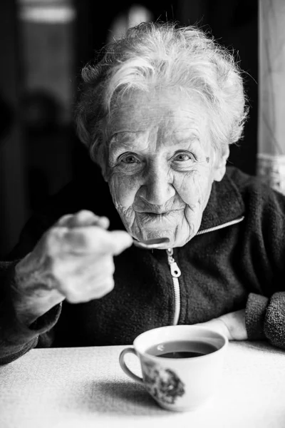 喝茶的女人 — 图库照片