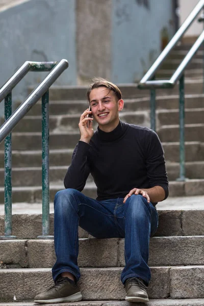 Młody człowiek rozmowy na telefon komórkowy — Zdjęcie stockowe