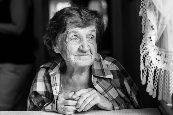 Веселая пожилая женщина — стоковое фото
