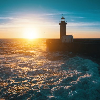 Okyanus sahil şeridi üzerinde şaşırtıcı günbatımı