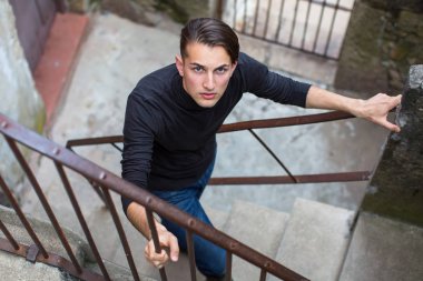 Merdivenlerin üzerinde duran adam