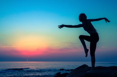 Genç esnek dans eden kadın 