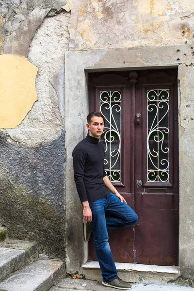 Un joven parado en el callejón — Foto de Stock