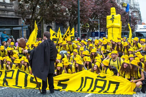 Teilnehmer der Parade queima das fitas — Stockfoto