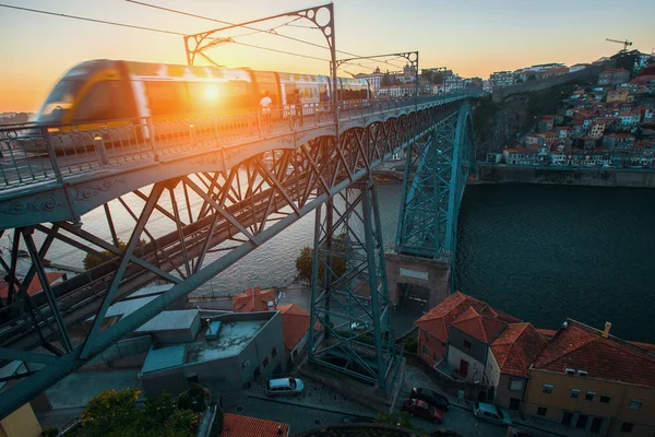 Trein van de Metro do Porto op de Dom Luis — Stockfoto