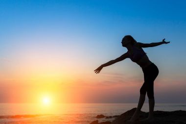 Genç esnek dans eden kadın