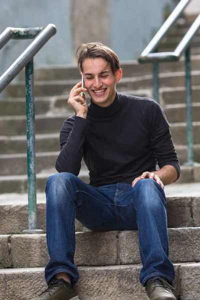 Kerel praten op mobiele telefoon — Stockfoto