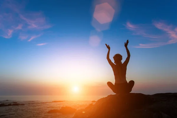 Meditation flicka på ocean beach — Stockfoto