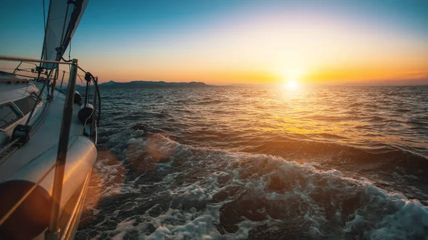 Golven van de zee tijdens zonsondergang. — Stockfoto