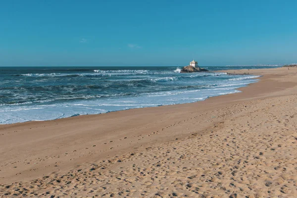 Cappella Senhor da Pedra sulla spiaggia di Miramar — Foto Stock