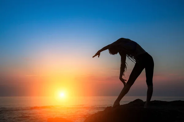 Meditace dívka na pláži u oceánu — Stock fotografie