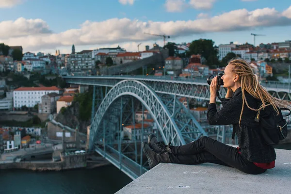 Femme prenant des photos de Porto — Photo