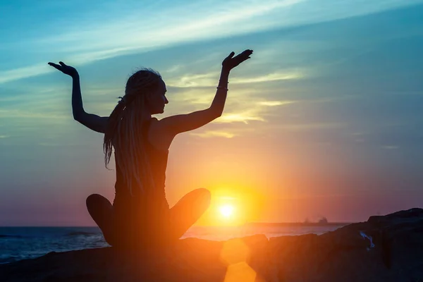 Meditação menina na praia do oceano — Fotografia de Stock