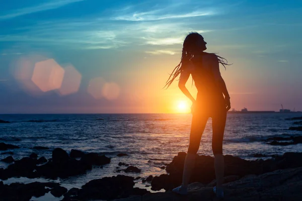 Медитація дівчина на океанічному пляжі — стокове фото